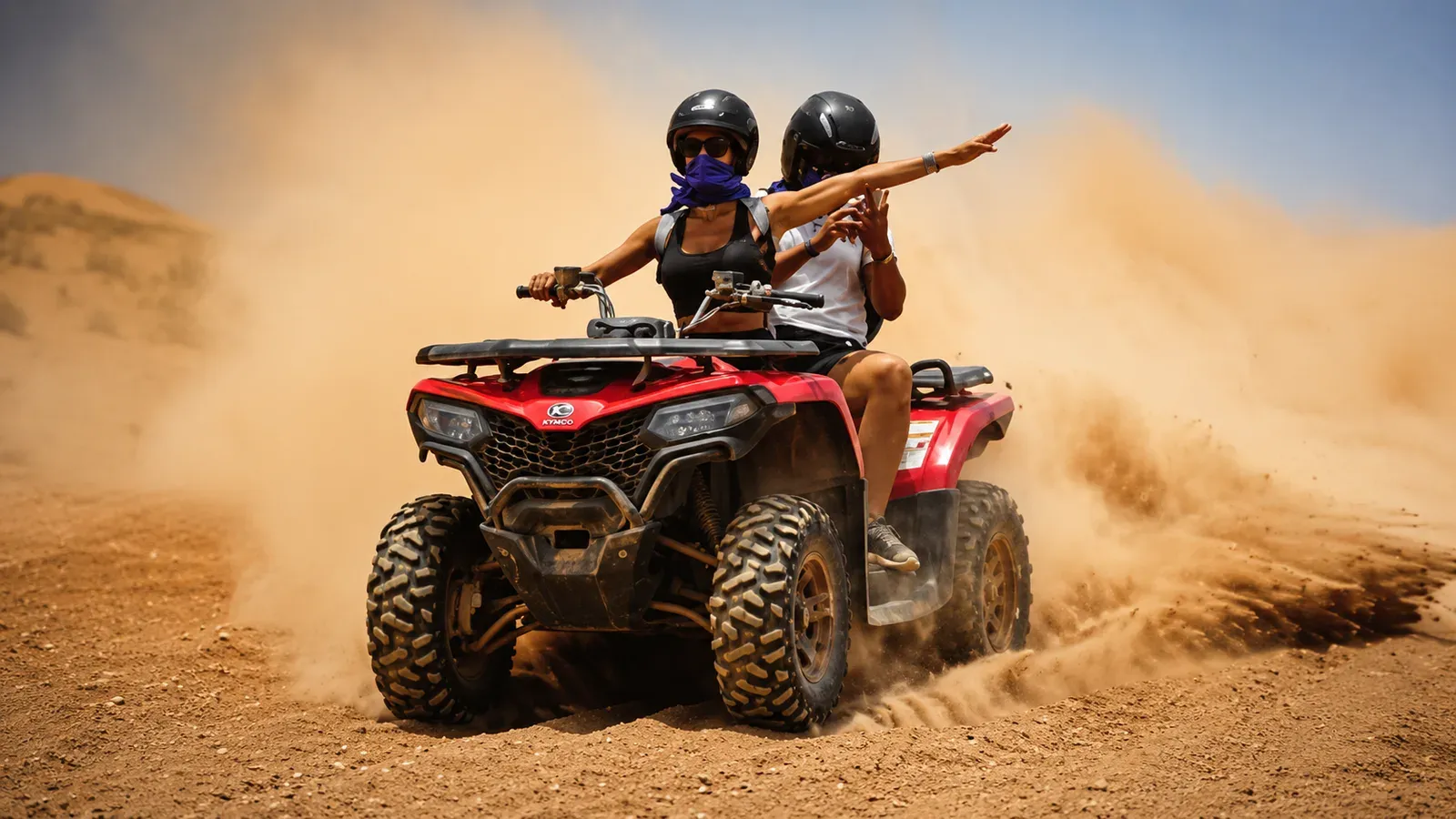 Duo en quad soulevant le sable à Saïdia